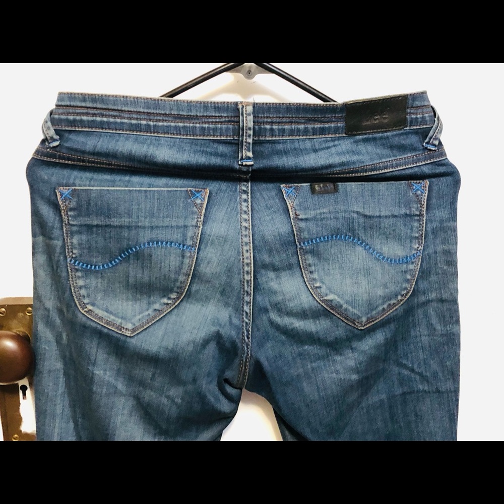 Lee - Picture 2 of 6